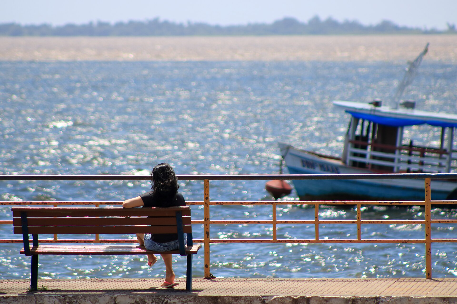 Visitante observando o encontro das águas dos rios Tapajós e Amazonas em Santarém