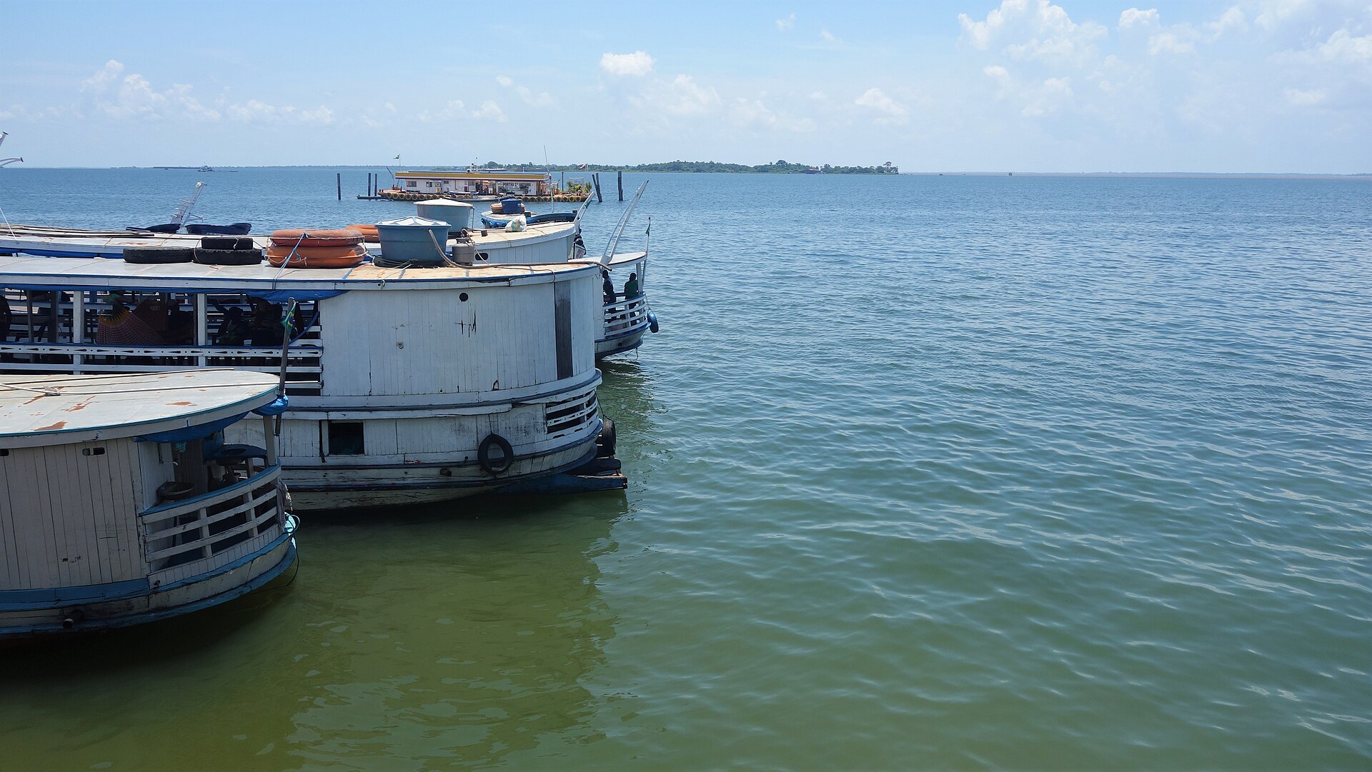Barcos regionais atracados na orla de Santarém, às margens do Tapajós