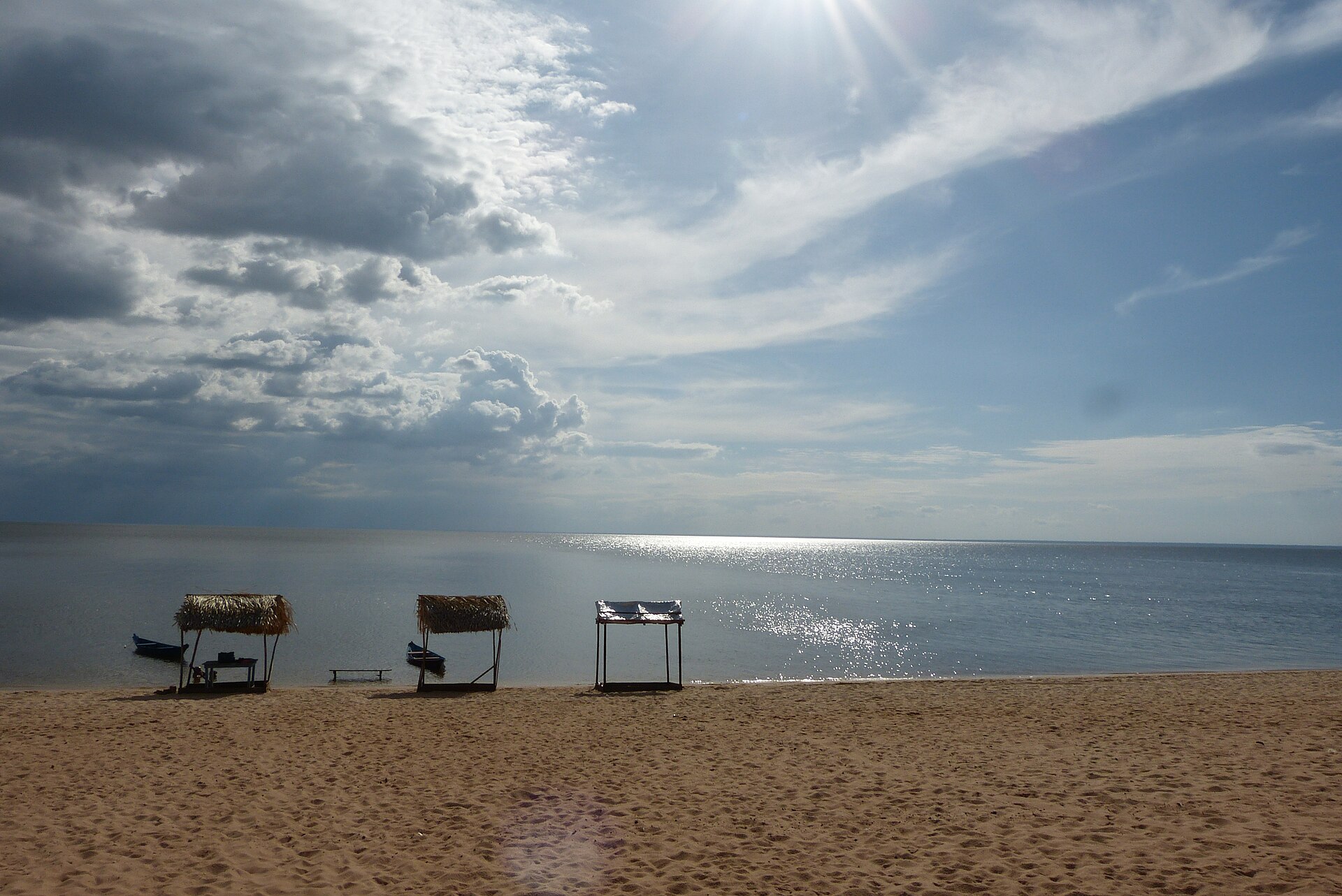 Praia do Pindobal, no Tapajós, com faixa larga de areia e barracas